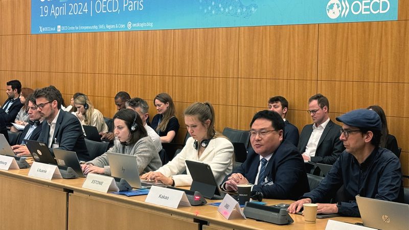 박윤석 카카오 동반성장 성과리더(오른쪽 두 번째)가 지난 19일 열린 OECD D4SME 회의에서 발언을 하고 있다. 카카오 제공