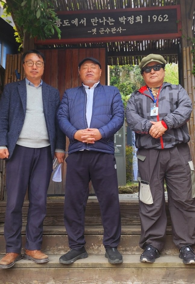 [서울=뉴시스] 왼쪽부터 김윤배, 김흥국, 정광태. (사진=흥.픽쳐스 제공) 2024.04.23. photo@newsis.com *재판매 및 DB 금지