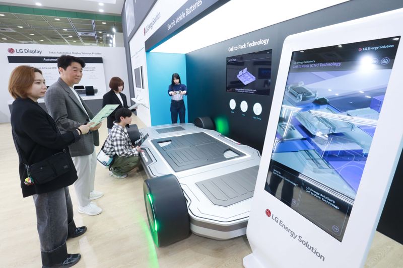 서울 코엑스에서 23~26일 열리는 세계 최고 권위 전기차 행사 'EVS37'을 찾은 관람객들이 LG 계열사 공동 전시관에 마련된 LG에너지솔루션 전기차 배터리 관련 전시품을 살펴보고 있다. LG 제공