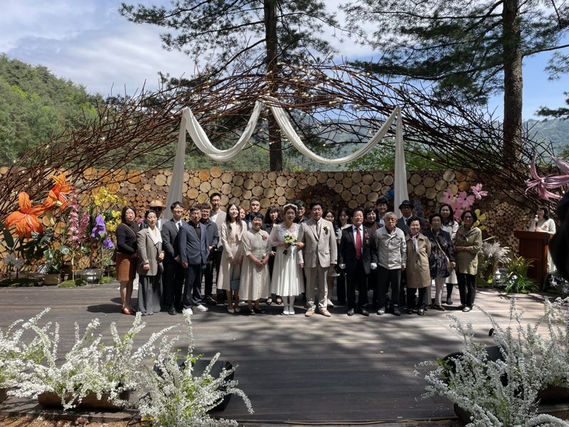 23일 국립백두간수목원에서 진행된 결혼식 모습.
