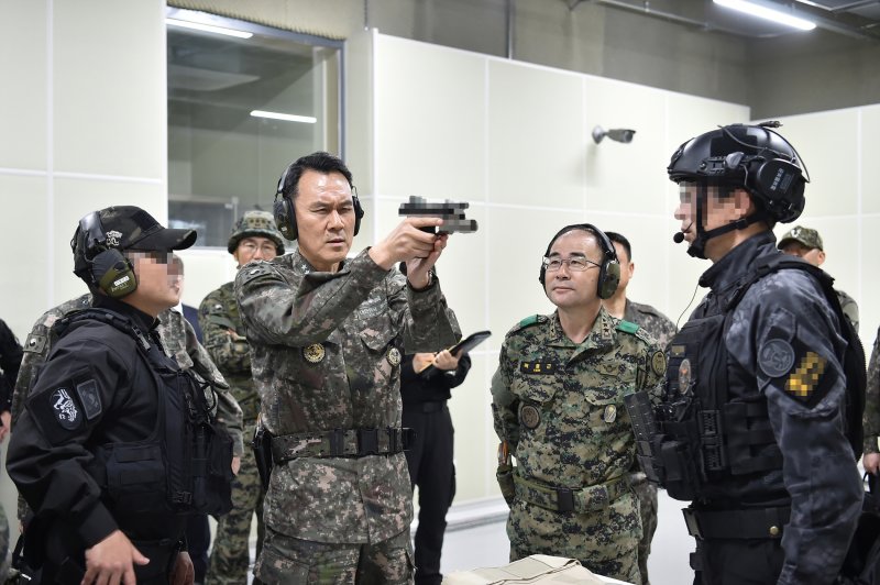 김명수 합동참모본부 의장이 23일 육군 특수전사령부 예하 707특수임무단을 방문해 대테러작전 장비를 점검하고 있다. 사진=합참 제공