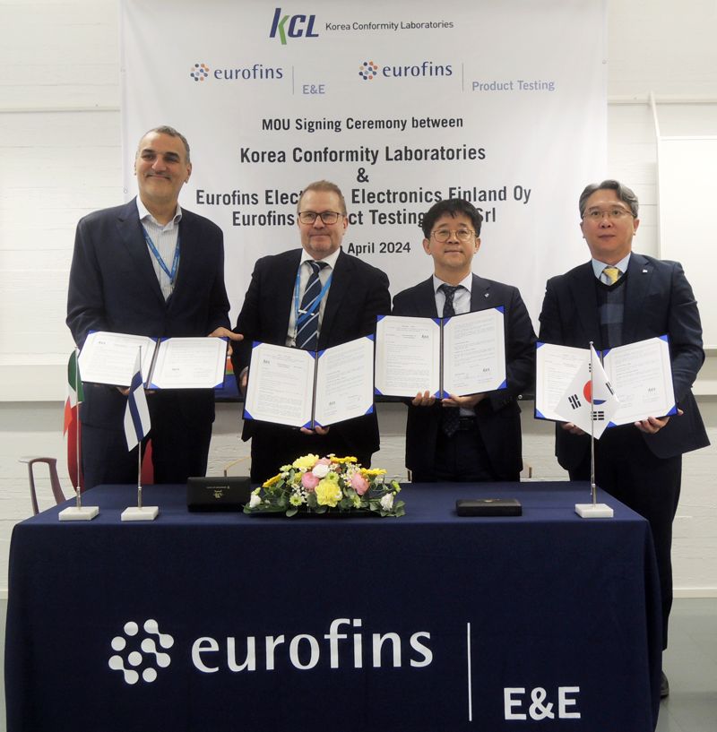 파울로 트리죨리오 Eurofins Product Testing Italy 대표, 페트리 아호 Eurofins E&E Finland 대표, 이상욱 KCL 부원장, 송문용 KCL 바이오본부장(왼쪽부터)이 업무협약을 체결한 후 기념 촬영을 하고 있다.
