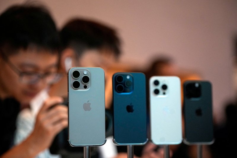 애플, 中 아이폰 판매 19% 급감..."AI 아이폰으로 재도약 가능"