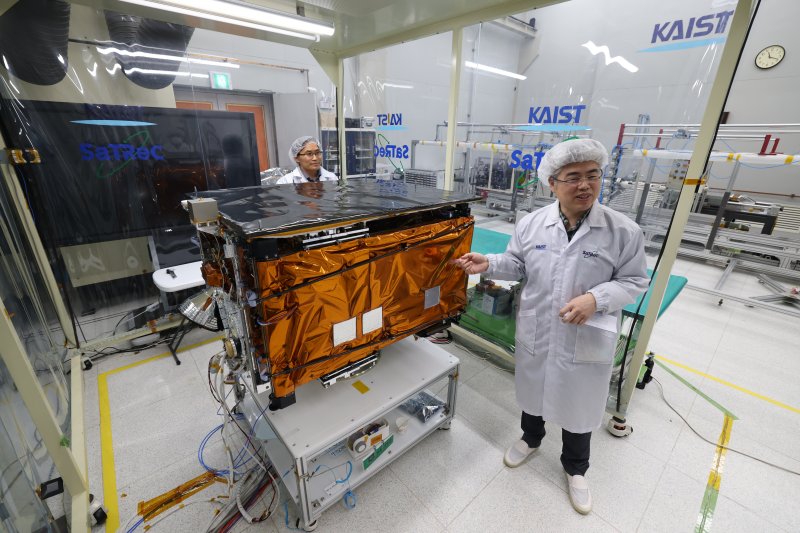 KAIST 연구진이 인공위성연구소에서 새로 개발하고 있는 인공위성을 살펴보고 있다. KAIST 제공