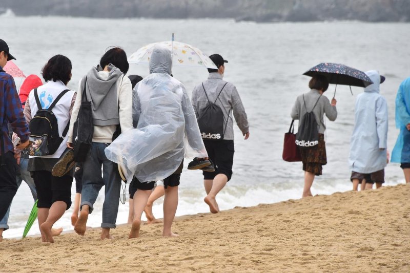 지난 21일 오후 해운대해수욕장 일원에서 세븐 비치 어싱 챌린지 참가자들이 백사장을 걷고 있다. 부산시 제공