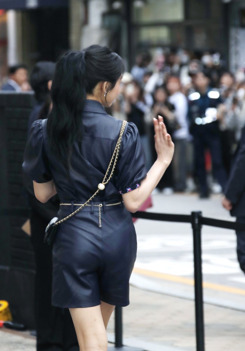 뉴진스 민지 23일 서울 성동구 한 매장에서 열린 패션 브랜드 행사에서 손 인사를 하고 있다. ⓒ News1 권현진 기자