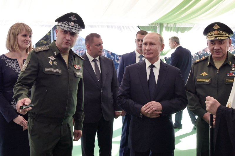 지난 2018년 9월 19일 러시아 모스크바 외곽 쿠빈카에서 레이저 포인트를 쥔 티무르 이바노프 러시아 국방차관이 세르세이 쇼이구 러시아 국방장관(오른쪽 첫번째)과 블라디미르 푸틴 러시아 대통령(오른쪽 두번째)에게 브리핑을 하고 있다.AFP연합뉴스