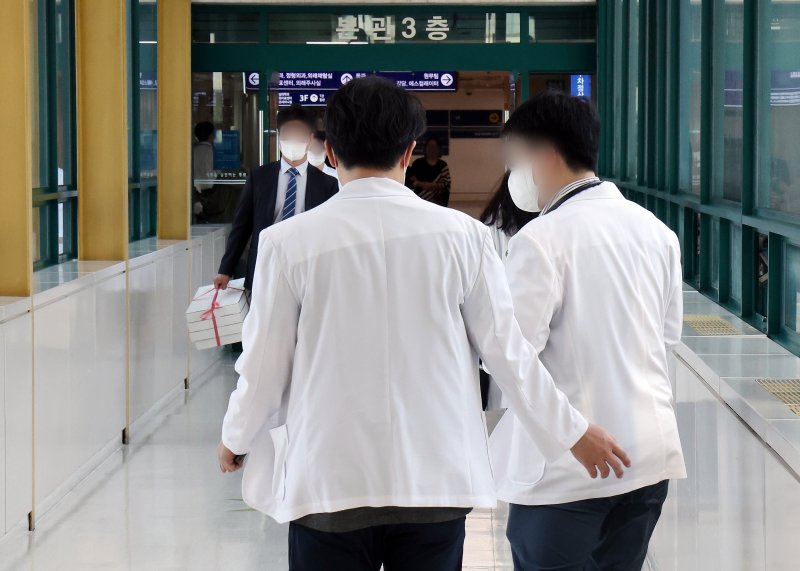 지난 23일 서울의 한 대학병원에서 의료진이 발걸음을 옮기고 있다. 뉴스1