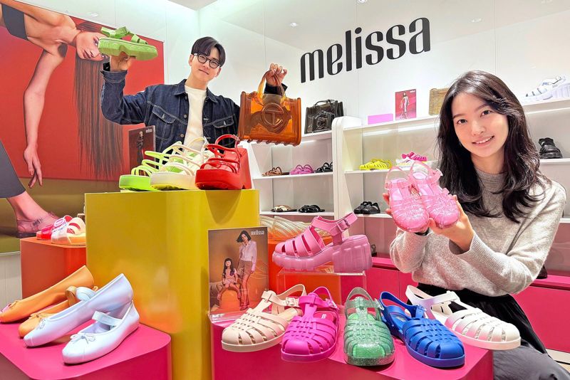 갤러리아백화점이 서울 명품관에서 오는 28일까지 젤리슈즈 브랜드 '멜리사(MELISSA)' 팝업스토어를 운영한다. 한화갤러리아 제공