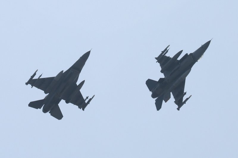 19일 전북 군산 공군기지에서 열린 '2024년 연합편대군 종합훈련(KFT·Korea Flying Training)'에서 미공군의 F-16 전투기들이 비행을 하고 있다. 사진=국방일보 제공
