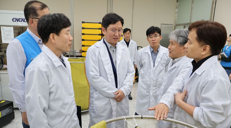 성창훈 한국조폐공사 사장(왼쪽 세번째)이 23일 대전 유성 ID본부 생산현장에서 'CEO 특별안전점검'을 벌이고 있다.
