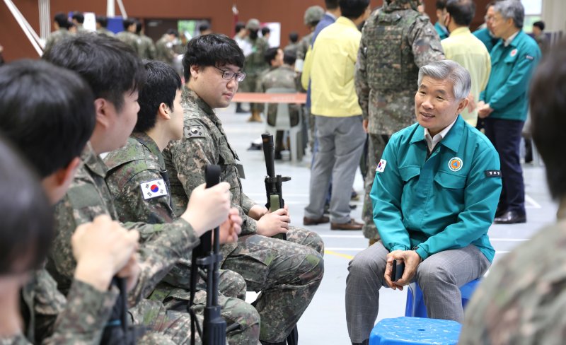 이기식 병무청장(우측 첫번째)이 24일 육군 제56사단 공병대대를 방문하여 서울지역 불시 병력동원소집훈련에 참여한 예비군들과 이야기를 나누고 있다. 사진=병무청 제공