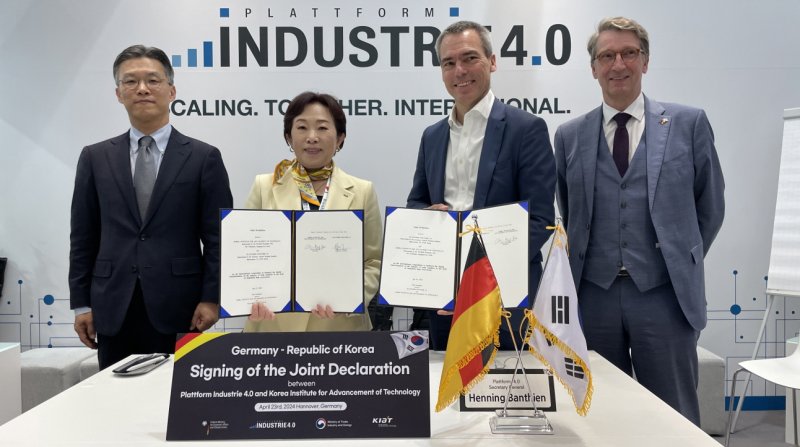 산업통상자원부는 전날(현지시간) 독일 하노버에서 독일의 산업4.0 정책을 추진하는 민관 공동기구인 플랫폼인더스트리 4.0과 한국 산업기술진흥원(KIAT)가 업무협약을 체결했다고 24일 밝혔다,/뉴시스