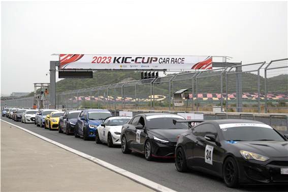 전남개발공사는 국내 대표 아마추어 대회인 'KIC-CUP 투어링카 레이스'가 오는 26일 영암 국제자동차경주장(Korea International Circuit·KIC)에서 개막식을 갖고 '2024 시즌'을 시작한다고 밝혔다. 사진은 지난해 열린 'KIC-CUP 투어링카 레이스' 모습. 전남개발공사 제공