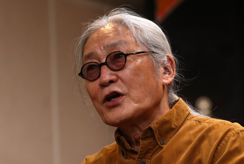 [서울=뉴시스] 김혜진 기자 = 신촌블루스 엄인호가 17일 오후 서울 마포구 인근의 합주실에서 뉴시스와 인터뷰를 하고 있다. 2024.04.24. jini@newsis.com