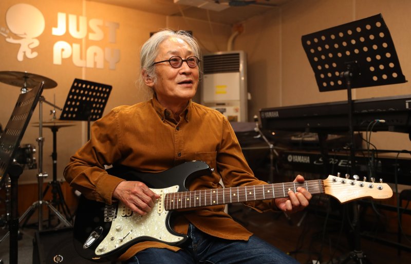 [서울=뉴시스] 김혜진 기자 = 신촌블루스 엄인호가 17일 오후 서울 마포구 인근의 합주실에서 뉴시스와 인터뷰에 앞서 포즈를 취하고 있다. 2024.04.24. jini@newsis.com