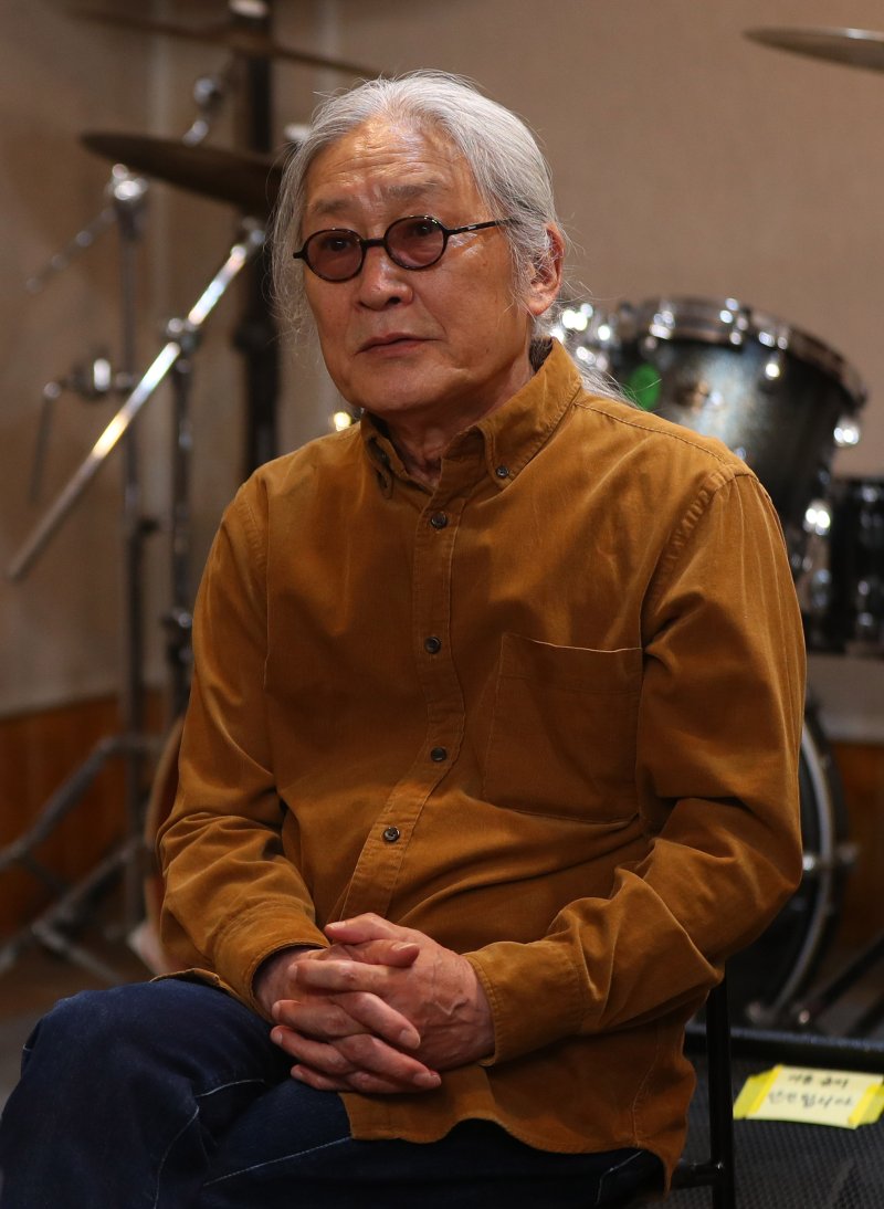 [서울=뉴시스] 김혜진 기자 = 신촌블루스 엄인호가 17일 오후 서울 마포구 인근의 합주실에서 뉴시스와 인터뷰를 하고 있다. 2024.04.24. jini@newsis.com