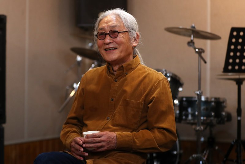 [서울=뉴시스] 김혜진 기자 = 신촌블루스 엄인호가 17일 오후 서울 마포구 인근의 합주실에서 뉴시스와 인터뷰를 하고 있다. 2024.04.24. jini@newsis.com