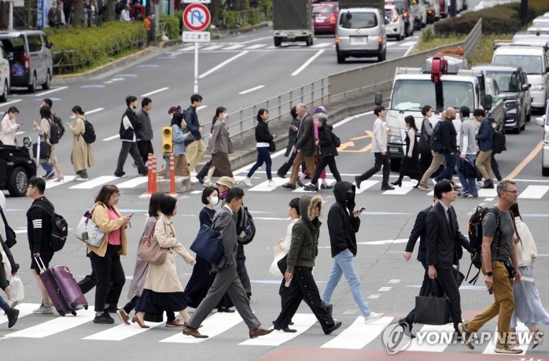 일본 도쿄 신주쿠에서 시민들이 횡단보도를 건너고 있다. 연합뉴스