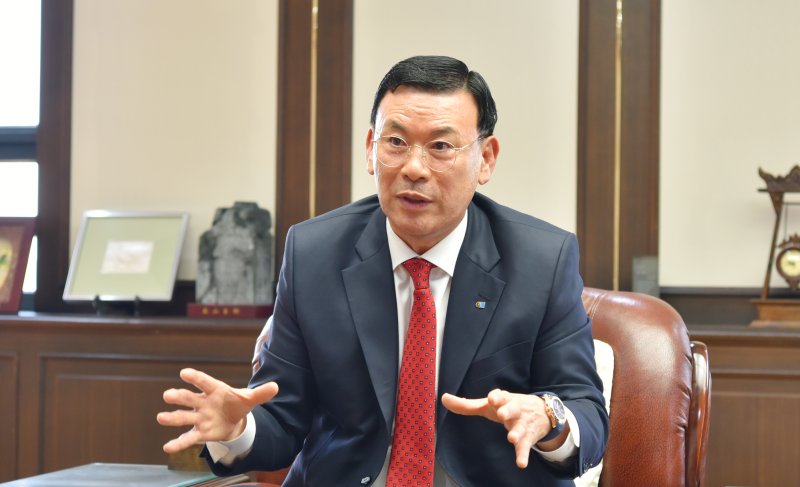 박주봉 인천상공회의소 회장이 24일 임기중 추진할 핵심사업을 설명하고 있다.