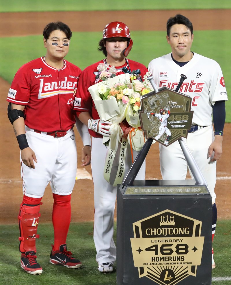 24일 오후 부산 사직야구장에서 열린 '2024 신한 SOL 뱅크 KBO리그' 롯데 자이언츠와 SSG 랜더스의 경기, 5회초 2사 주자 없는 상황 SSG 최정이 468호 홈런으로 KBO리그 통산 최다 홈런 신기록을 달성한 뒤 추신수, 전준우와 함께 기념사진을 찍고 있다. 2024.4.24/뉴스1 ⓒ News1 윤일지 기자
