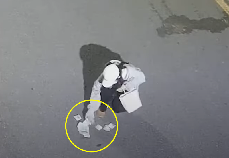 길거리에 떨어진 돈다발을 발견한 양은서양이 쪼그려 앉아 지폐를 한 장씩 줍고 있다./사진=유튜브 '경찰청' 캡처