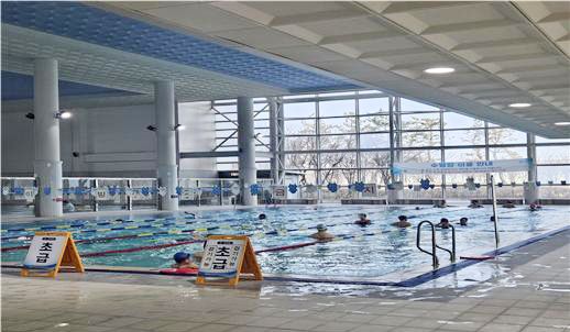 오는 5월까지 시설 개선 작업을 실시하는 송도자원환경센터 내 수영장 전경.