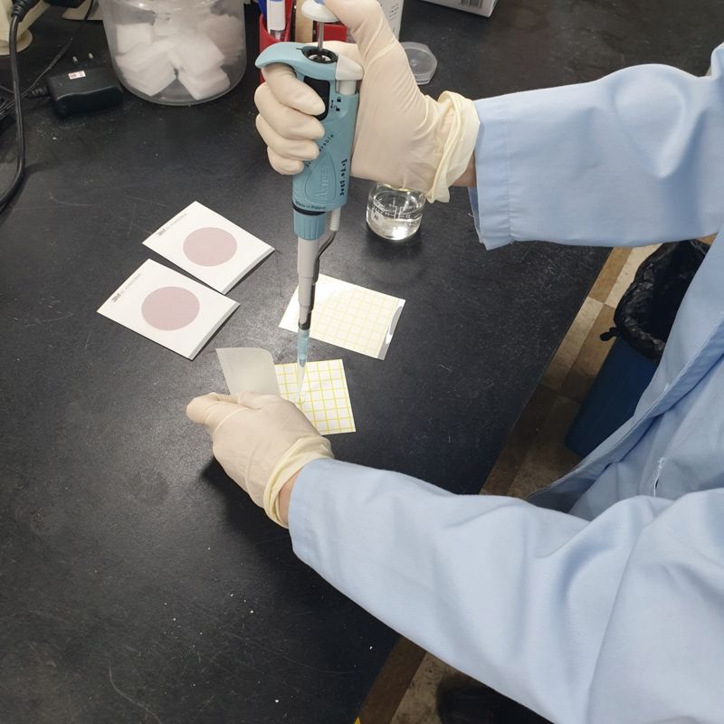 사조동아원 당진 공장 자체 실험실에서 미생물 분석 검사를 실시하는 모습. 사조펫 제공