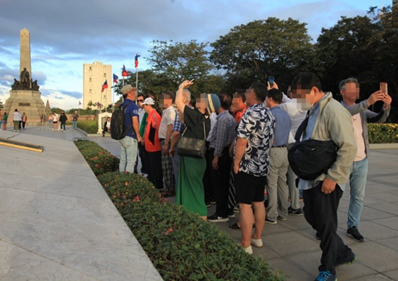 지난해 12월31일 재향경우회 임원진이 필리핀 마닐라 한 호텔에서 열린 글로벌피스컨벤션에 참석한 후 인근 공원에 방문했다. /사진=뉴시스(사진=재향경우회 홈페이지)