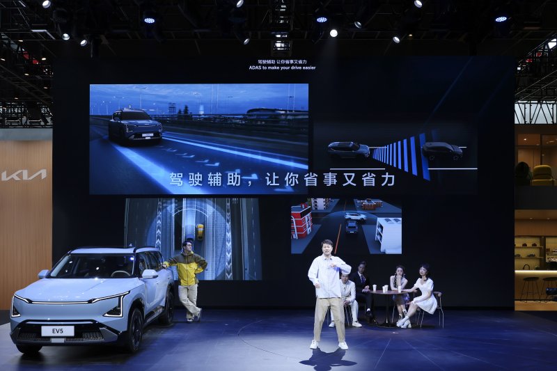 기아는 내달 4일까지 중국국제전람중심 순의관에서 열리는 '2024 베이징 국제 모터쇼'에 참가한다고 25일 밝혔다. 사진은 프레스 컨퍼런스에서 진행된 뮤지컬 쇼케이스. 기아 제공