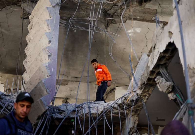 한 팔레스타인 소년이 25일(현지시간) 이스라엘의 공습으로 무너진 가자지구 라파의 한 건물 안에서 돌아다니고 있다. 2024.03.25 ⓒ 로이터=뉴스1 ⓒ News1 정지윤 기자