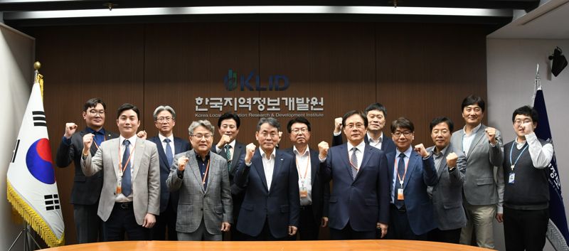 한국지역정보개발원이 24일 'IT기업 간 소통 간담회'를 개최했다. 이재영 원장(앞줄 왼쪽에서 3번째) 비롯해 참가기업 관계자들이 기념촬영을 하고 있다. 개발우너 제공