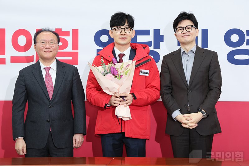 박충권(가운데) 국민의미래 비례대표 당선인이 지난 1월8일 국민의힘 영입인재환영식에 참석한 모습(국민의힘 홈페이지 갈무리).