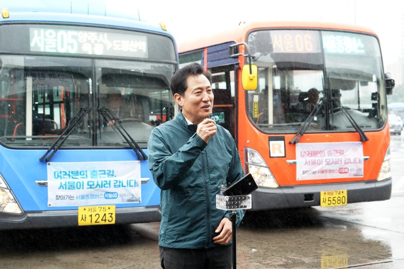 서울시는 서울로 출근하는 수도권 주민을 위한 맞춤형 버스 서울동행버스를 5월 7일부터 10개 노선으로 확대·개편 운영한다. 지난 해 9월 오세훈 서울시장이 은평공영차고지를 방문해 서울동행버스에 대해 설명하고 있다. 뉴스1