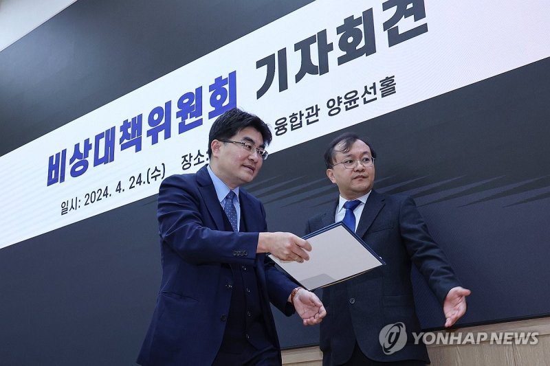 기자회견 마친 방재승 비대위원장 기자회견 마친 방재승 비대위원장 (서울=연합뉴스) 신현우 기자 = 방재승 서울대학교 의과대학 교수협의회 비상대책위원장이 24일 오전 종로구 서울대 의대 융합관에서 기자회견을 마치고 자리로 향하고 있다. 방 위원장은 이날 기자회견에서 "정부의 비합리적이고 독선적인 정책 수립 및 집행에 대한 항의와 올바른 의료개혁을 위한 정책 개선을 요구하기 위해 서울의대-서울대병원 교수들은 3월 25일부터 자발적으로 사직서를 제출하고 있으며, 개별 교수의 제출일로부터 30일이 지난 시점부터 개인의 선택에 따라 사직을 