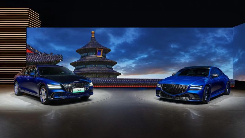 제네시스가 2024 베이징 국제 모터쇼에서 세계 최초로 공개한 G80 전동화 부분변경 모델(왼쪽)과 G80 전동화 마그마 콘셉트. 제네시스 제공