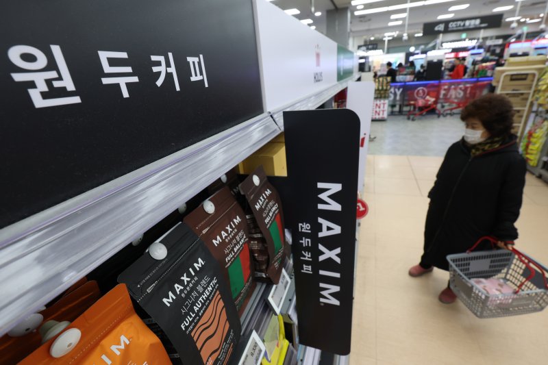 [서울=뉴시스] 김명년 기자 = 한국 커피 수입액이 2년 연속 10억달러를 넘겼다. 지난 11일 관세청의 수출입무역통계에 따르면 작년 커피(생두와 원두) 수입액은 11억1천만달러(약 1조5천억원)를 기록했다. 이는 5년 전의 1.7 배이며 10년 전과 비교해 2.7 배로 나타났다. 사진은 12일 서울 시내 한 대형마트에서 커피 제품 매대. 2024.02.12. kmn@newsis.com