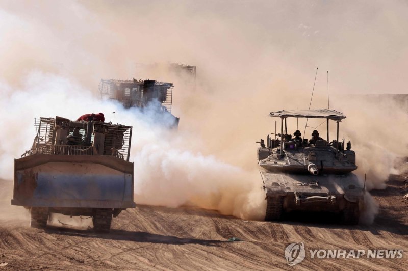 라파 지상전 우려…이동중인 이스라엘 기갑차량 This picture taken from Israel's southern border with the Gaza Strip an Israeli tank rolling next to bulldozers along the border with the Palestinian territory on April 17, 2024, amid the ongoing conflict between Israel and the militant group Hamas. (Photo by JACK GUEZ / AFP