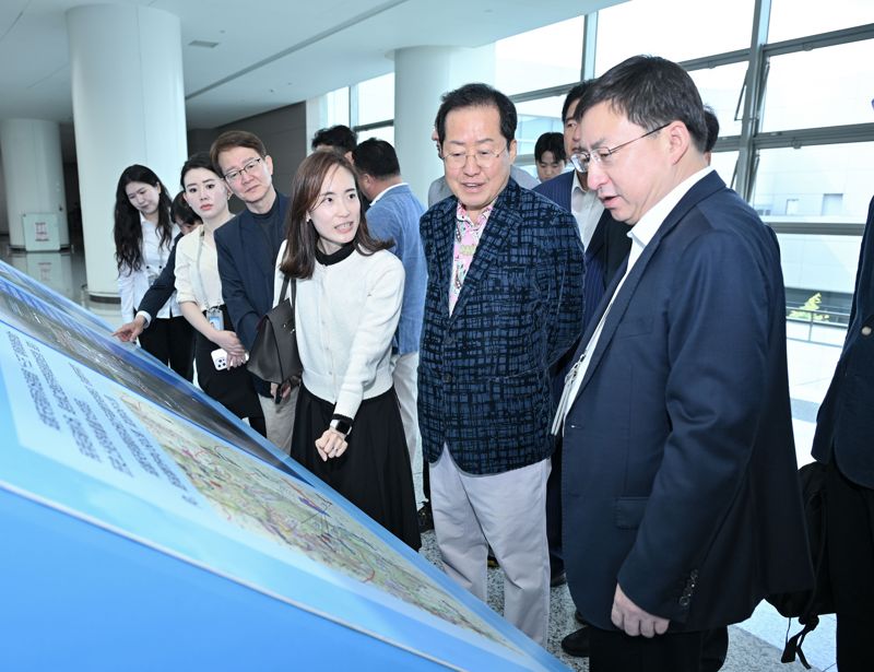 홍준표 대구시장(오른쪽 두번째)이 25일 중국 청두 톈푸국제공항을 찾아 장홍강 쓰촨성공항그룹 청두 톈푸국제공항 총경리(첫번째)로부터 공항 시설 등에 대해 설명을 듣고 있다. 대구시 제공