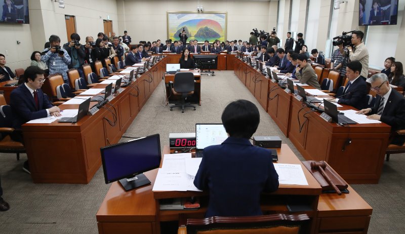 백혜련 국회 정무위원장이 23일 서울 여의도 국회에서 열린 정무위원회 전체회의를 주재하고 있다. 이날 야당 정무위 의원들은 가맹사업법(가맹사업거래 공정화에 관한 법률)과 민주유공자법(민주유공자 예우에 관한 법률)을 국회 본회의에 직회부하는 안을 단독으로 가결했다. 2024.4.23/뉴스1 ⓒ News1 임세영 기자