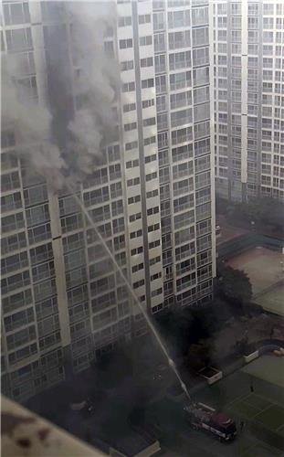불이 난 아파트에 소방차가 물을 쏘고 있다./사진=연합뉴스