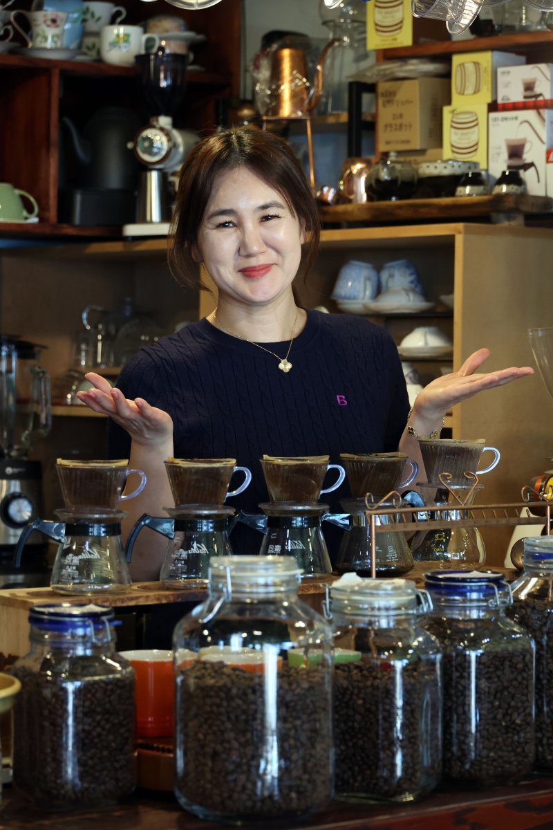 서울 강서구에서'방화동커피볶는집'으로 유명한 안남영 바리스타가 활짝 웃으며 커피에 대한 자신의 철학에 대해 얘기하고 있다. 사진=서동일 기자