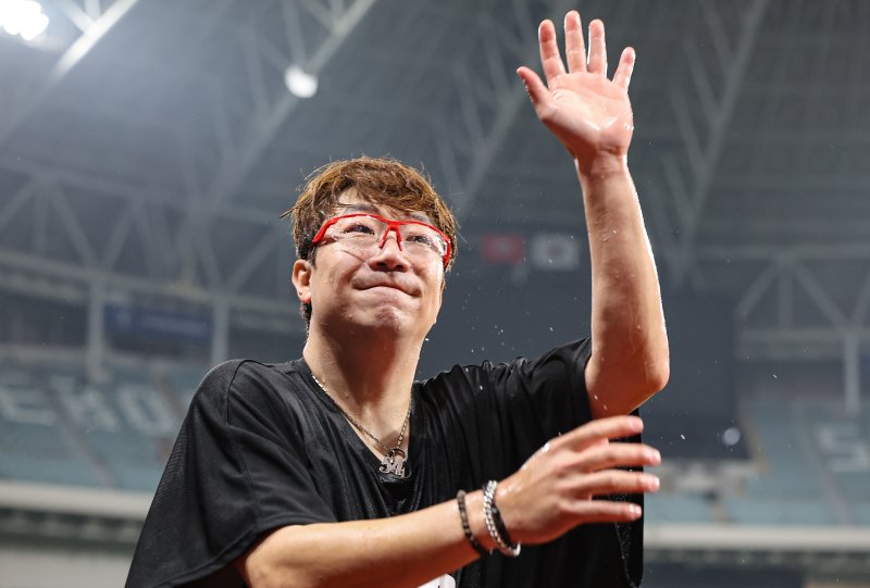 25일 오후 서울 고척스카이돔에서 열린 2024 신한은행 SOL뱅크 KBO리그 KIA 타이거즈와 키움 히어로즈의 경기, 통산 170승을 달성한 KIA 양현종이 승리 후 관중들에게 인사하고 있다. 2024.4.25/뉴스1 ⓒ News1 김도우 기자