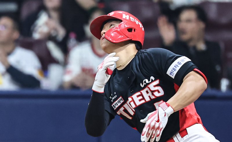 25일 오후 서울 고척스카이돔에서 열린 2024 신한은행 SOL뱅크 KBO리그 KIA 타이거즈와 키움 히어로즈의 경기, 5회초 선두타자로 나선 KIA 김도영이 홈런을 치고 타구를 바라보고 있다. 2024.4.25/뉴스1 ⓒ News1 김도우 기자