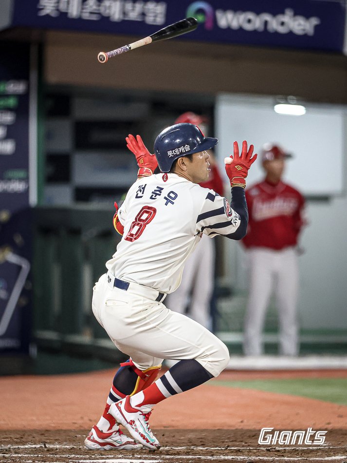 롯데 자이언츠 주장 전준우는 25일 열린 2024 KBO리그 사직 SSG 랜더스전에서 통산 900타점을 달성하며 팀의 6-3 승리를 이끌었다. (롯데 자이언츠 제공)