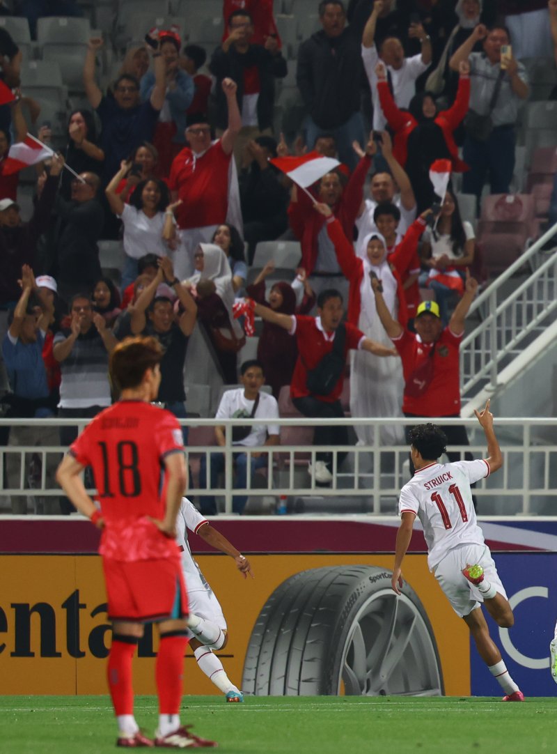[도하(카타르)=뉴시스] 황준선 기자 = 25일(현지시간) 카타르 도하 압둘라 빈 칼리파 스타디움에서 열린 2024 아시아축구연맹(AFC) U-23 아시안컵 8강전 대한민국과 인도네시아의 경기, 선취골을 넣은 인도네시아 라파엘 스트라윅과 선수들이 기뻐하고 있다. 2024.04.25. hwang@newsis.com /사진=뉴시스