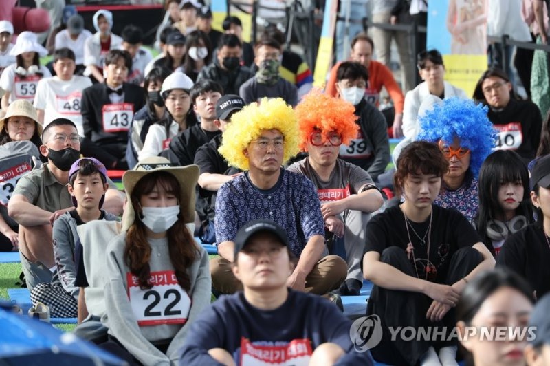 서울시는 5월 12일 오후 4시 반포한강공원 잠수교에서 '한강 멍때리기 대회'를 연다. 지난 해 5월 열린 '2023 한강 멍때리기 대회'에서 참가자들이 멍한 상태를 유지하려고 애쓰고 있다. 연합뉴스