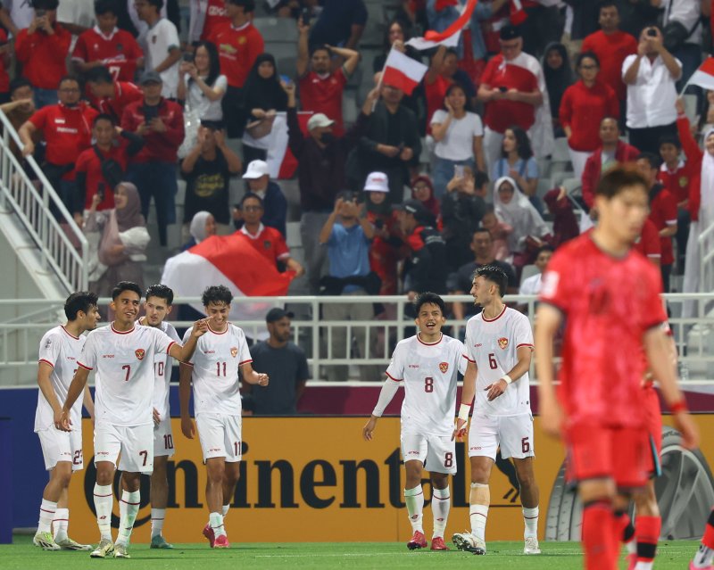 [도하(카타르)=뉴시스] 카타르 도하 압둘라 빈 칼리파 스타디움에서 열린 2024 아시아축구연맹(AFC) U-23 아시안컵 8강전 대한민국과 인도네시아의 경기, 역전골을 넣은 인도네시아 라파엘 스트라윅과 선수들이 기뻐하고 있다.
