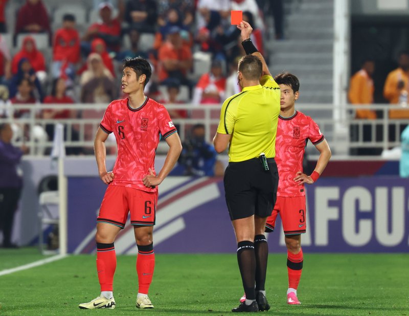 [도하(카타르)=뉴시스] 카타르 도하 압둘라 빈 칼리파 스타디움에서 열린 2024 아시아축구연맹(AFC) U-23 아시안컵 8강전 대한민국과 인도네시아의 경기, 후반 한국 이영준이 심판에게 레드카드를 받고 있다.