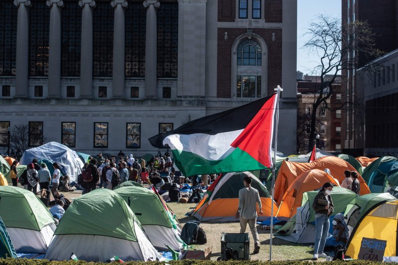 지난 25일(현지시간) 미국 뉴욕주 뉴욕의 컬럼비아 대학에서 학생들이 설치한 텐트 사이로 팔레스타인 깃발이 나부끼고 있다.AFP연합뉴스